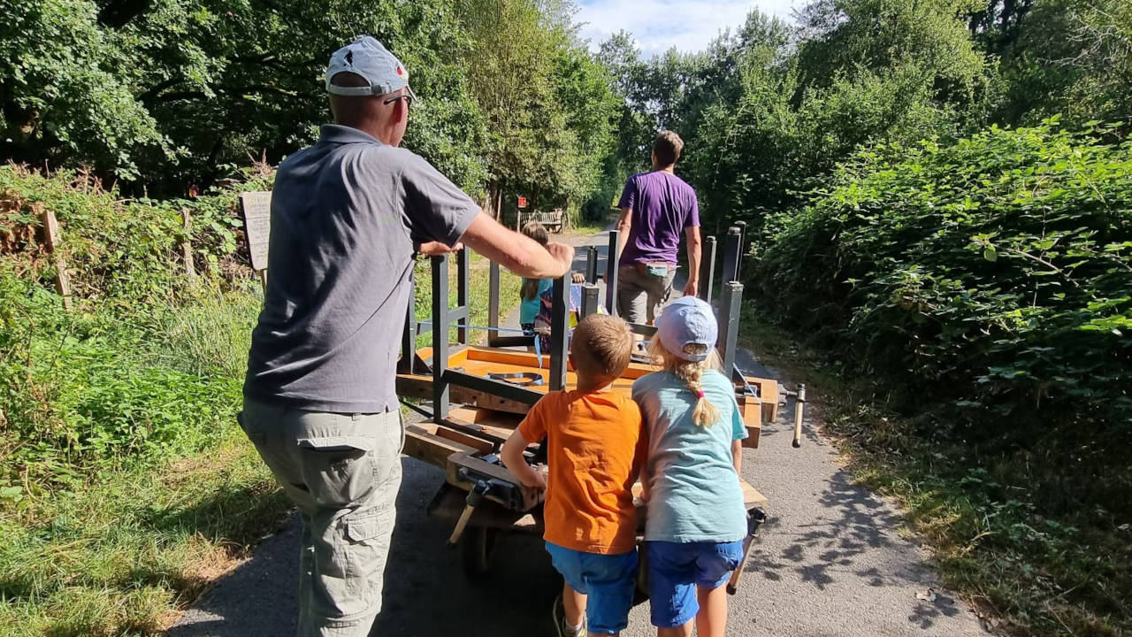 Familien bringen die Werkbänke von der Schule auf die Farm