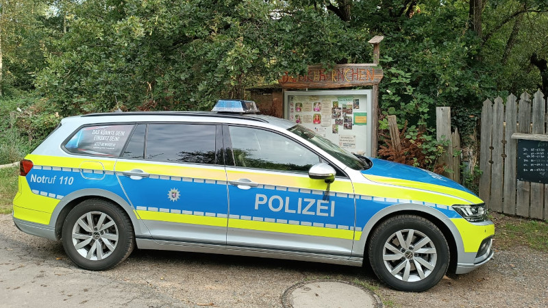 Polizeiauto vor dem Farmtor