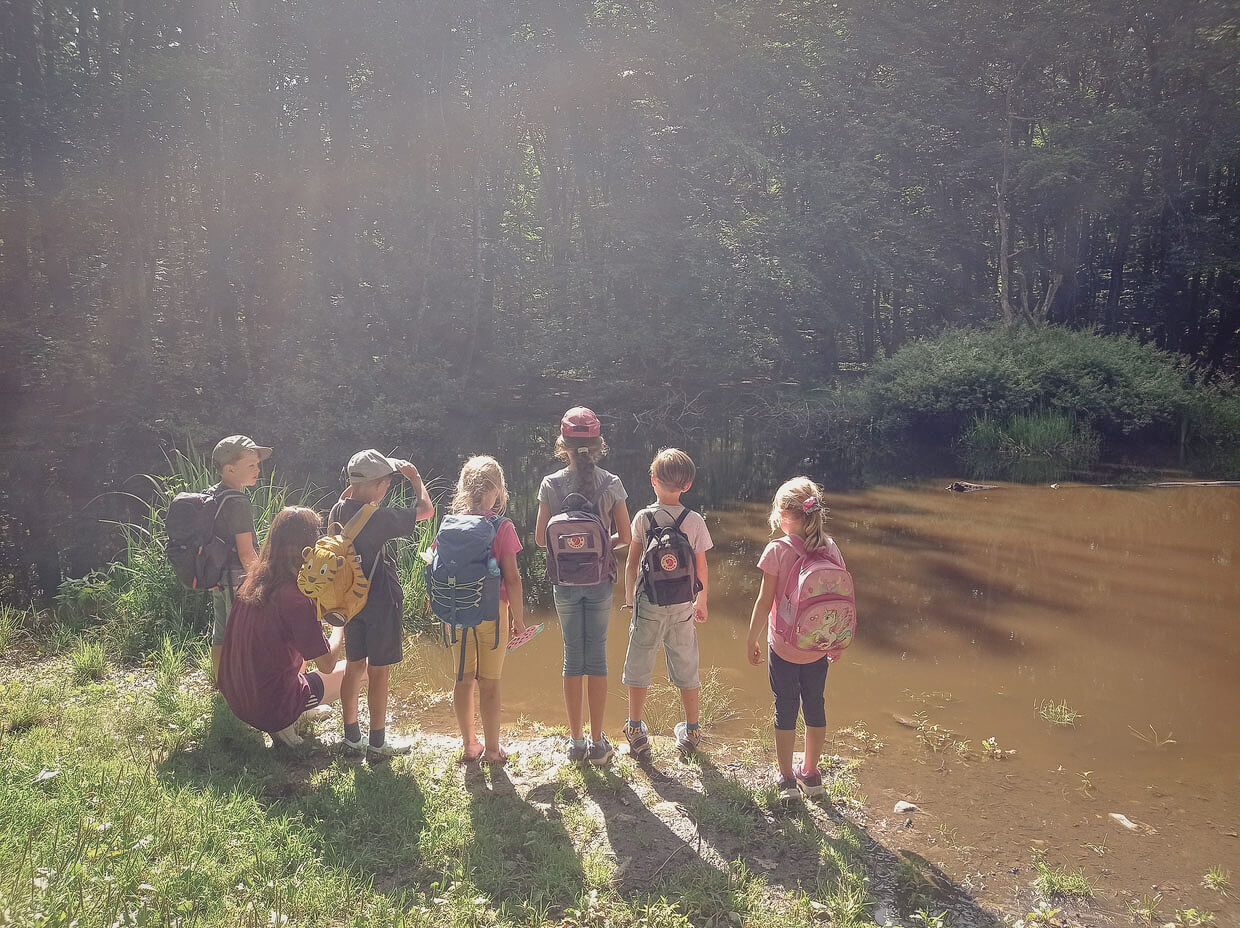 Gruppe Kinder am Teich