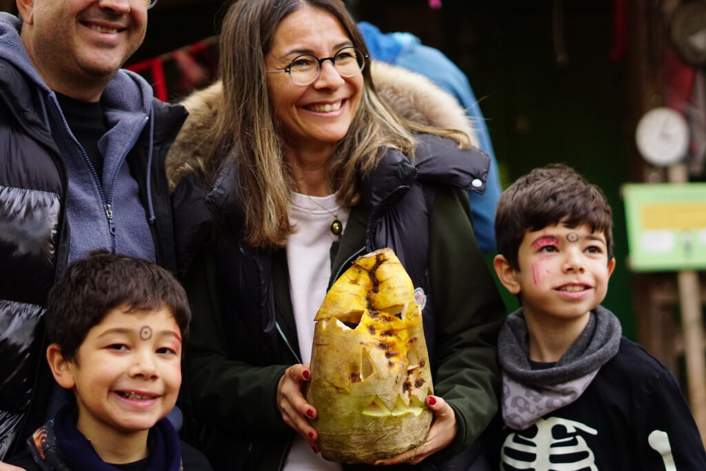 Kinder zeigen mit Nutter stolz die fertige Runkelrübe
