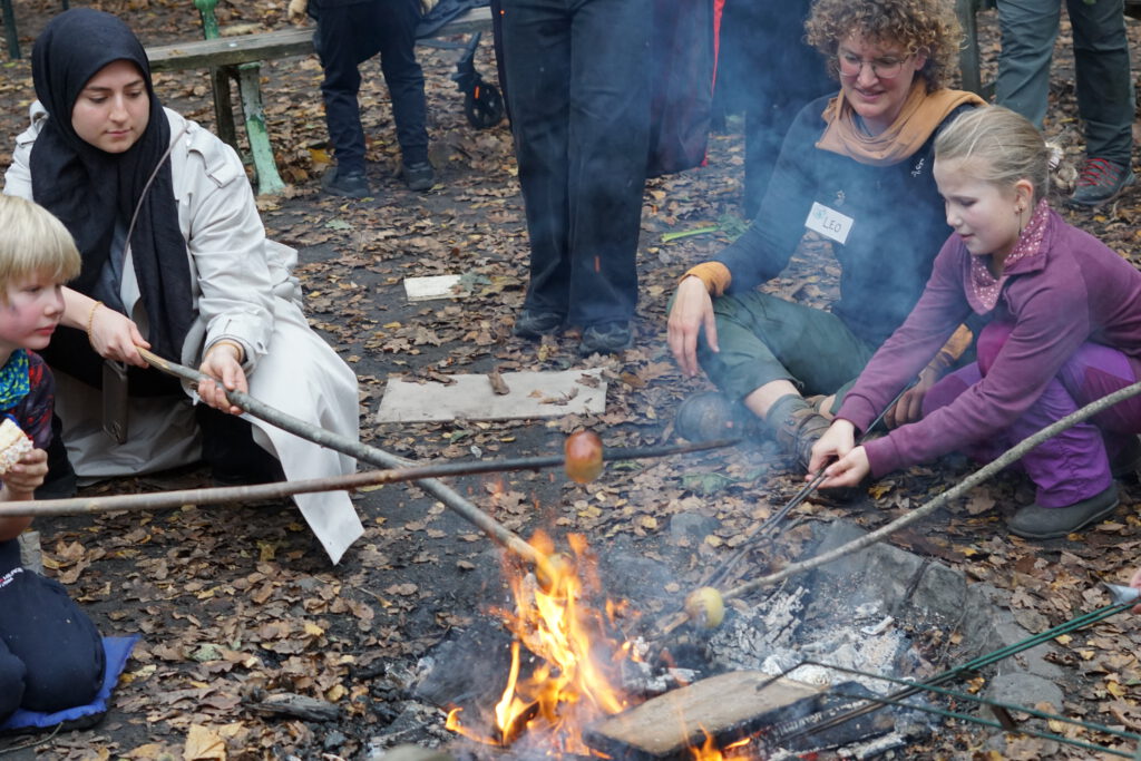 Bratäpfel am Spieß über dem Lagerfeuer